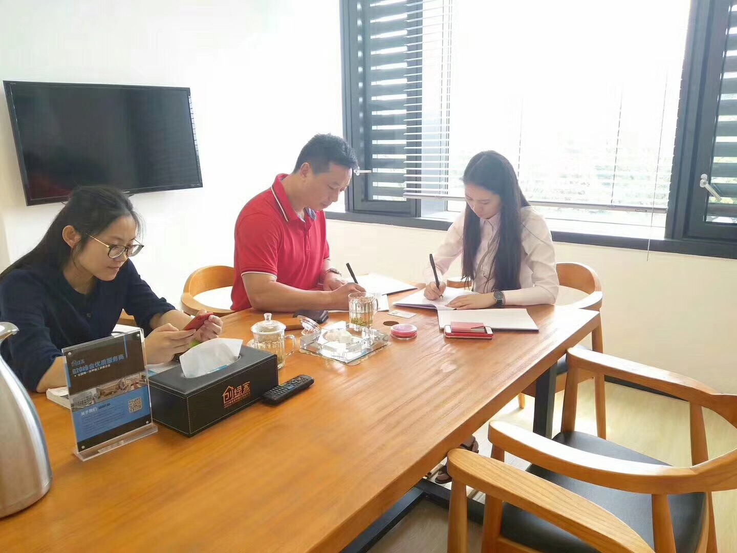 熱烈祝賀余總簽約創(chuàng)綠家海南省市級(jí)代理！