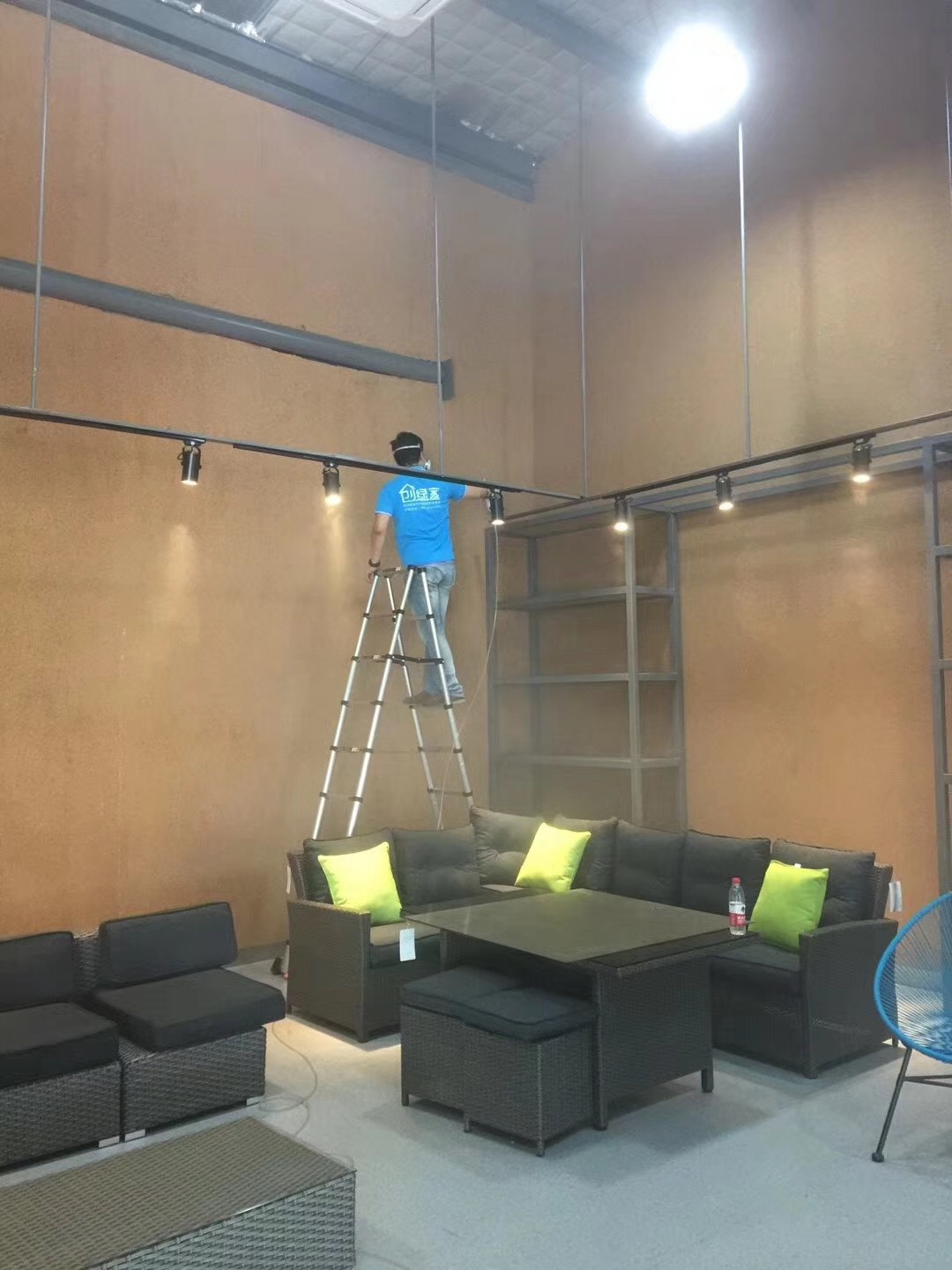 樂富設計園在一個loft創(chuàng)意產(chǎn)業(yè)園中，2760多方的一個大項目歷經(jīng)創(chuàng)綠家兩組工程師兩天兩夜的治理，典型loft式的裝修異味大大降低。樂富設計園的治理源于創(chuàng)綠家曾經(jīng)為泰普森旗下一家子公司甲醛治理，治理完畢效果非常好，所以泰普森集團二次選擇我們治理。創(chuàng)綠家，值得您信任！