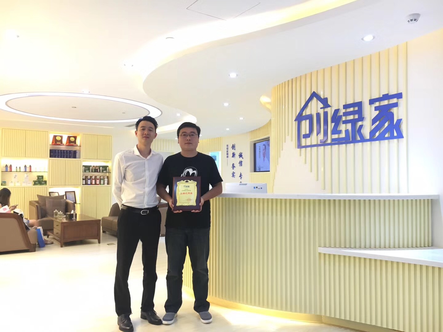 熱烈祝賀張總簽約創(chuàng)綠家四川省縣級市代理！