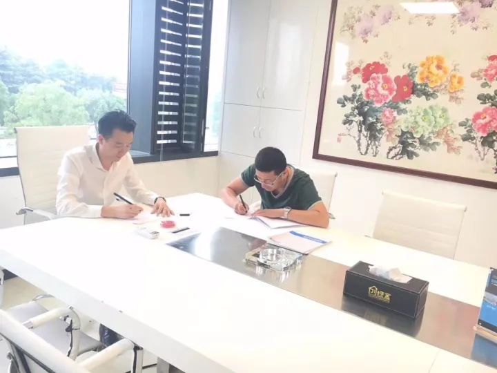 熱烈祝賀劉總簽約創(chuàng)綠家麗水市區(qū)級代理！