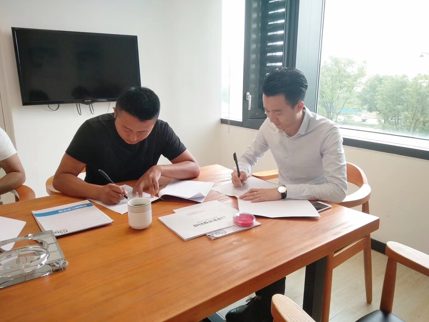 熱烈祝賀江總簽約創(chuàng)綠家欽州市區(qū)級(jí)代理！