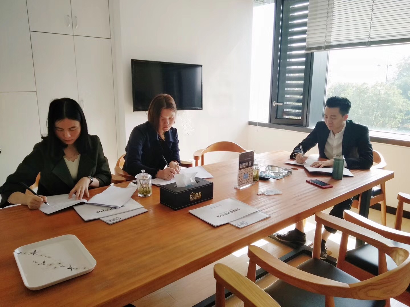 熱烈祝賀楊總、潘總簽約創(chuàng)綠家茂名市區(qū)級代理！