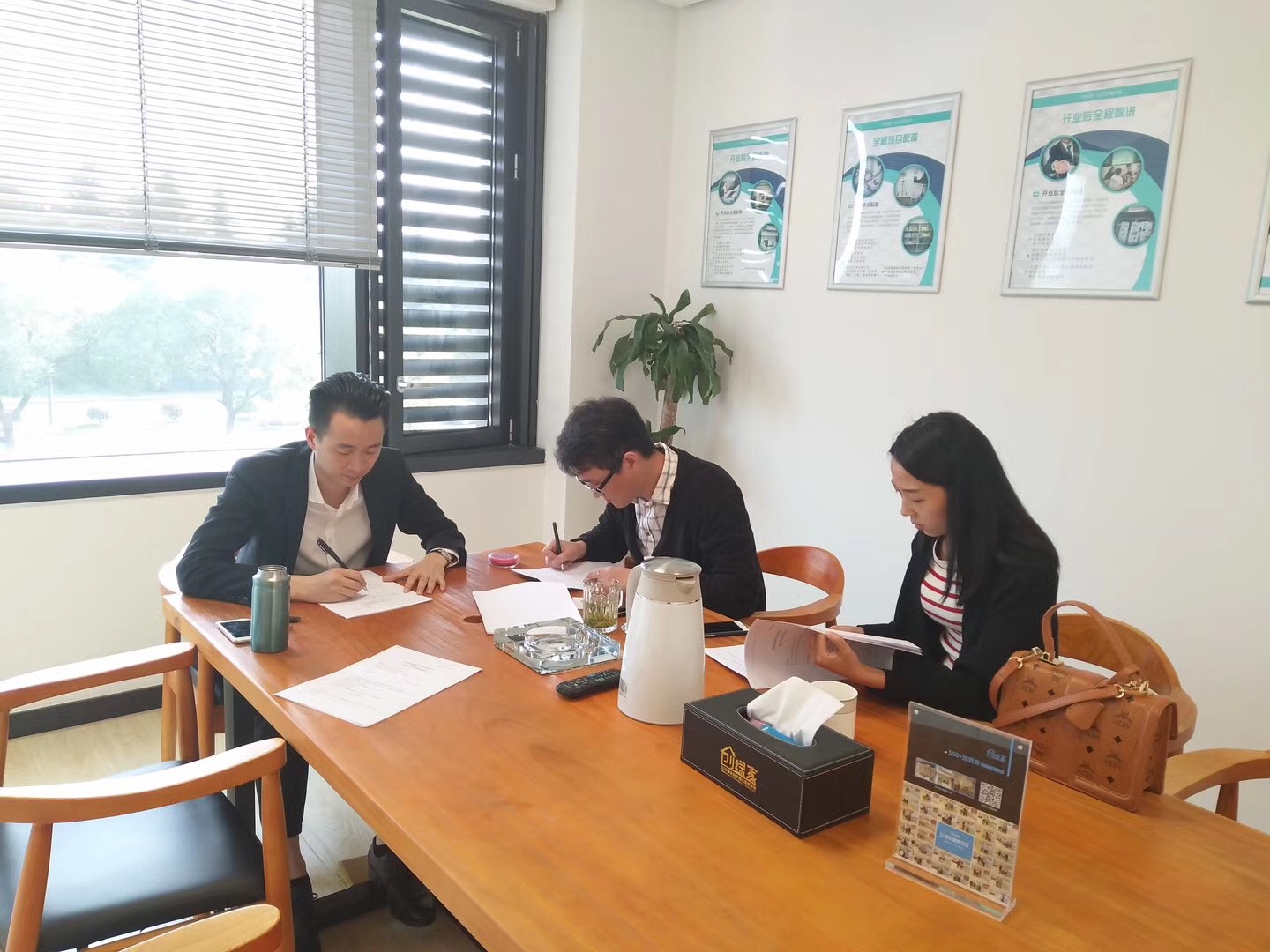 熱烈祝賀陳總夫婦簽約創(chuàng)綠家紹興市縣級代理！