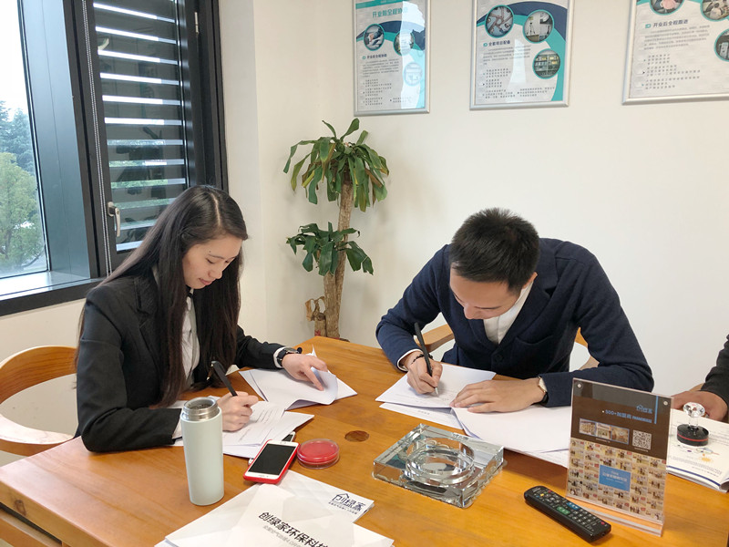 熱烈祝賀龍總、趙總簽約創(chuàng)綠家南京市區(qū)級(jí)代理！