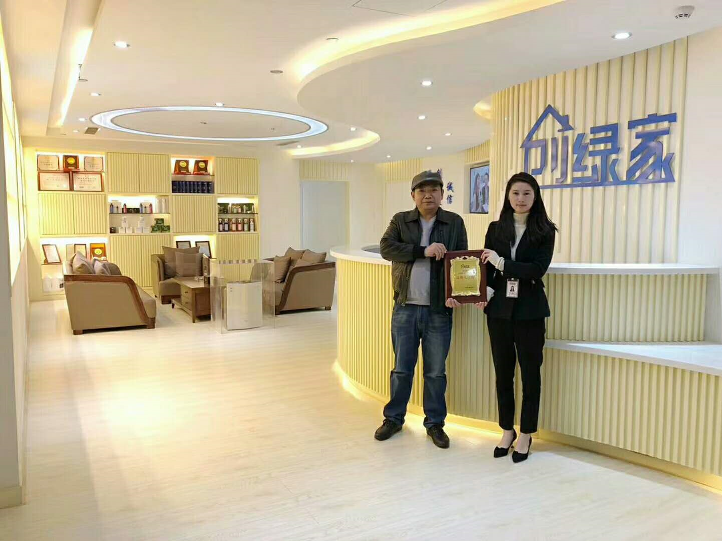 熱烈祝賀何總簽約創(chuàng)綠家上海區(qū)級代理！