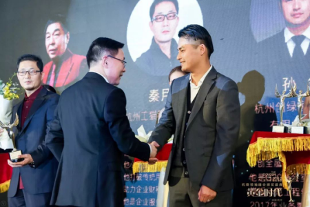 創(chuàng)綠家環(huán)保總裁孫劍榮獲杭商領(lǐng)袖峰會“最具領(lǐng)導(dǎo)力獎”