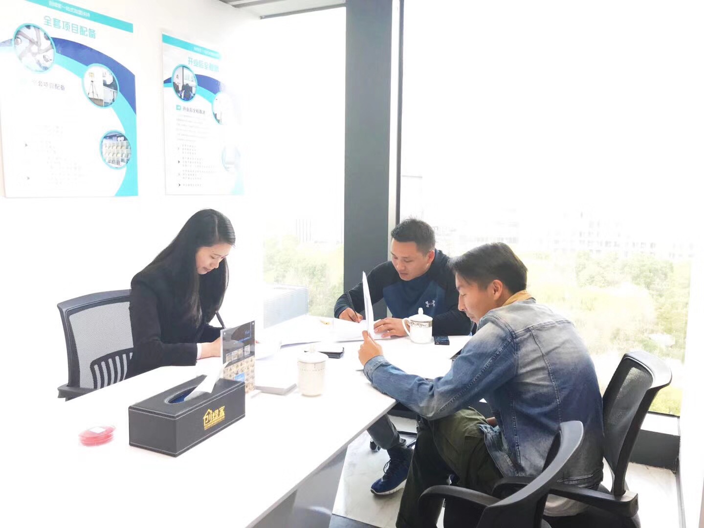 熱烈祝賀馬總簽約創(chuàng)綠家昆明市區(qū)級代理！