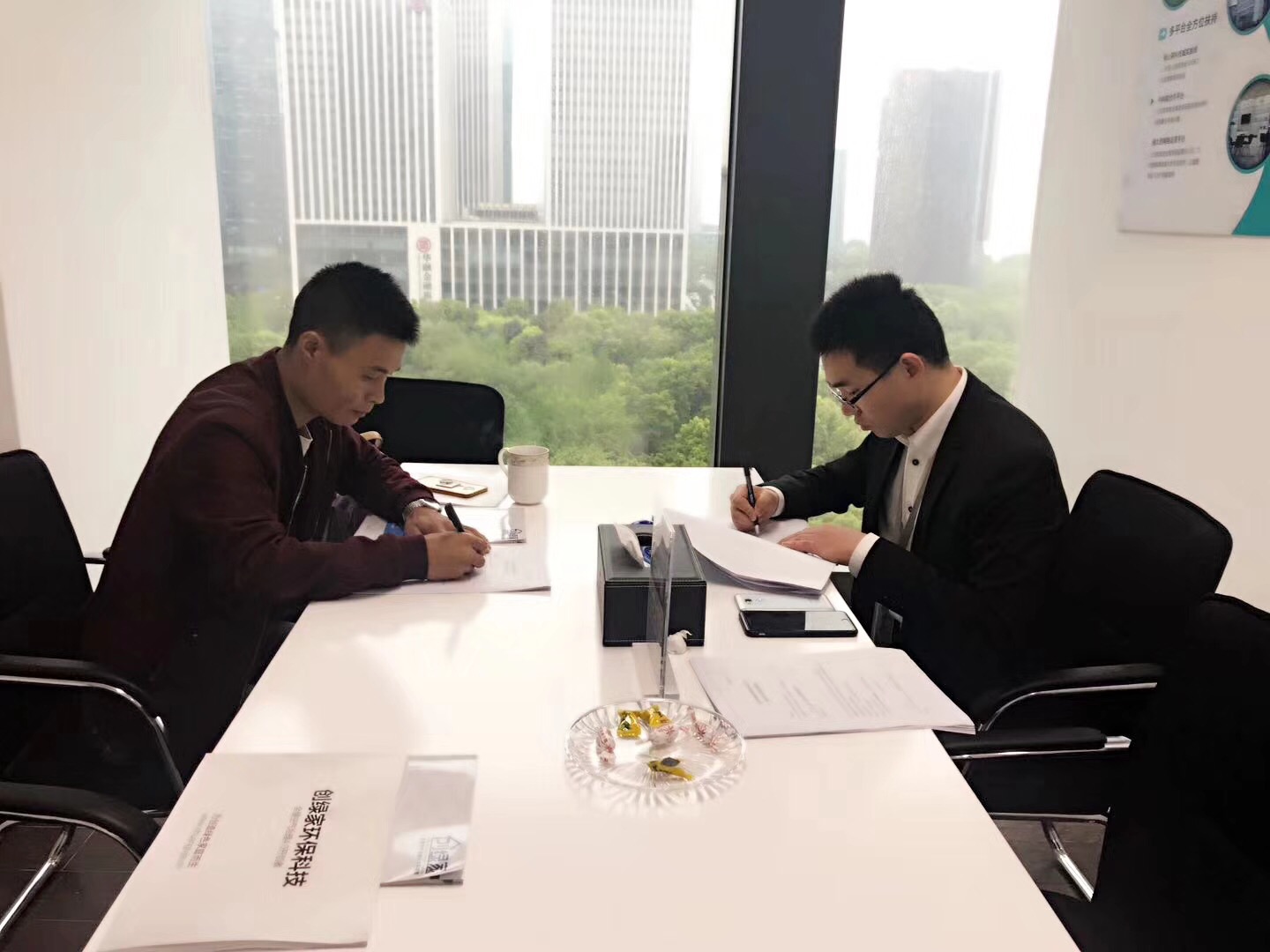 熱烈祝賀吳總簽約創(chuàng)綠家?jiàn)涞资袇^(qū)級(jí)代理！