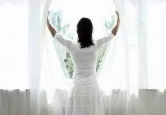 裝修壁紙?jiān)斐傻氖覂?nèi)空氣污染怎么治理