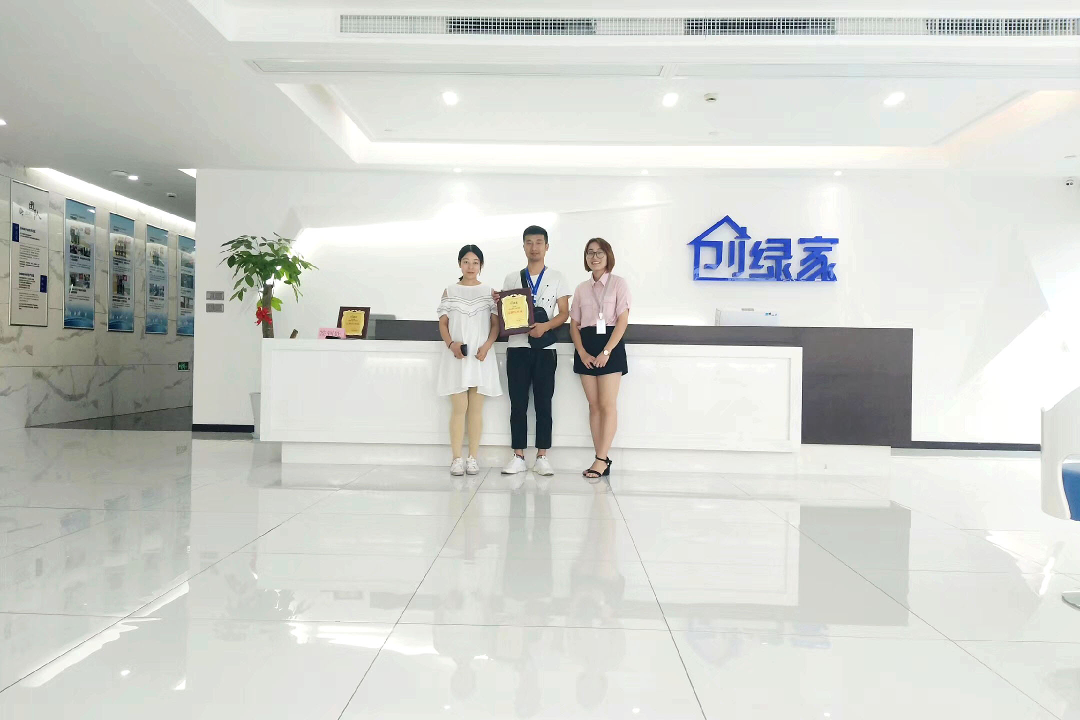 熱烈祝賀段總夫婦簽約創(chuàng)綠家宜昌市區(qū)級(jí)代理！