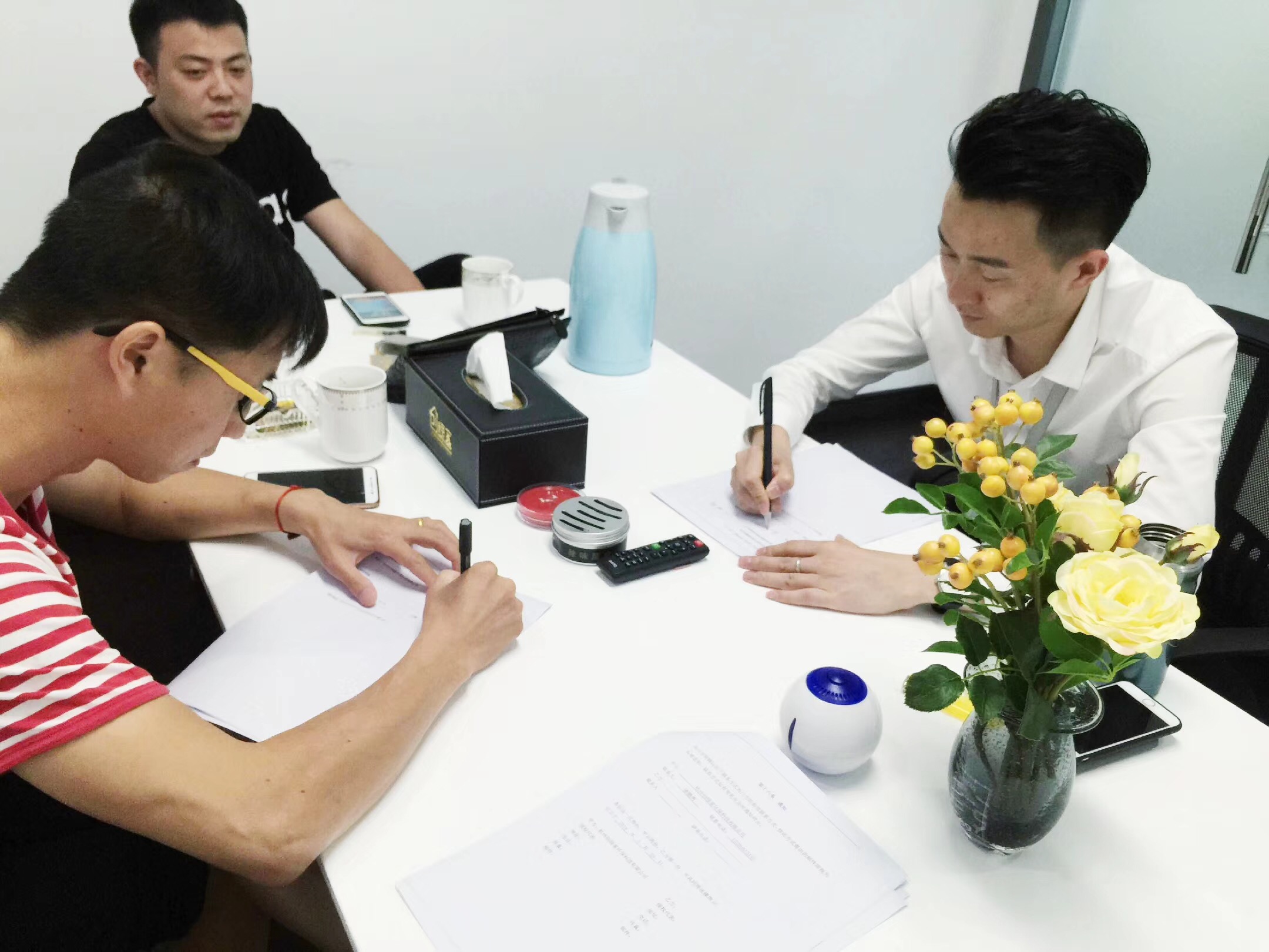 熱烈祝賀胡總、王總團隊簽約創(chuàng)綠家上饒市縣級代理！