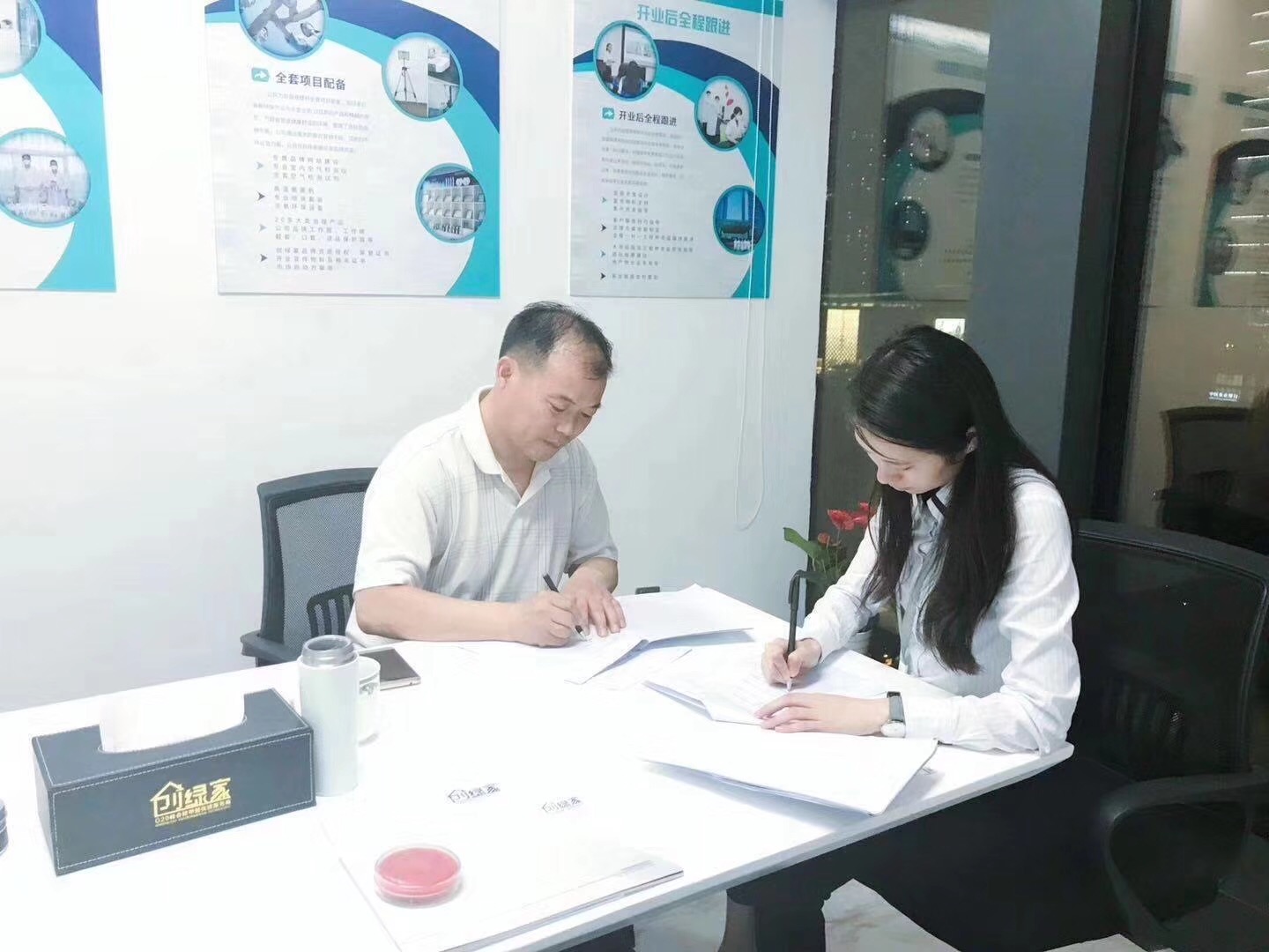 熱烈祝賀張總簽約創(chuàng)綠家鄭州市縣級(jí)代理！