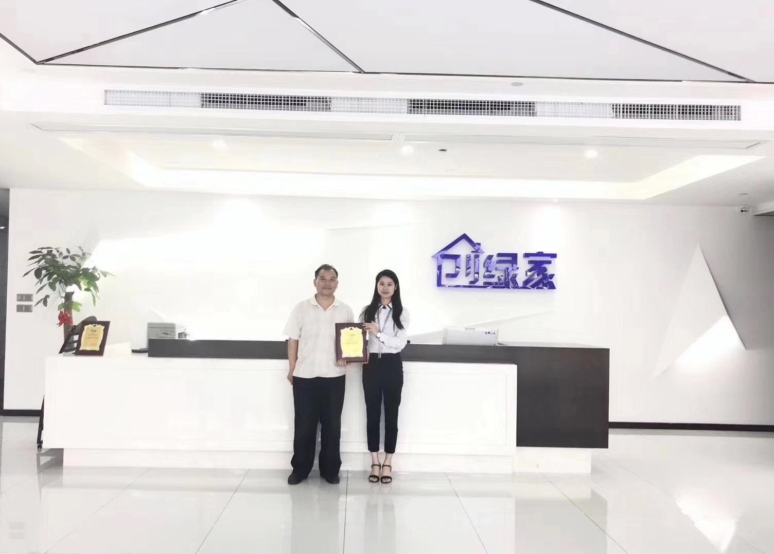 熱烈祝賀張總簽約創(chuàng)綠家鄭州市縣級(jí)代理！