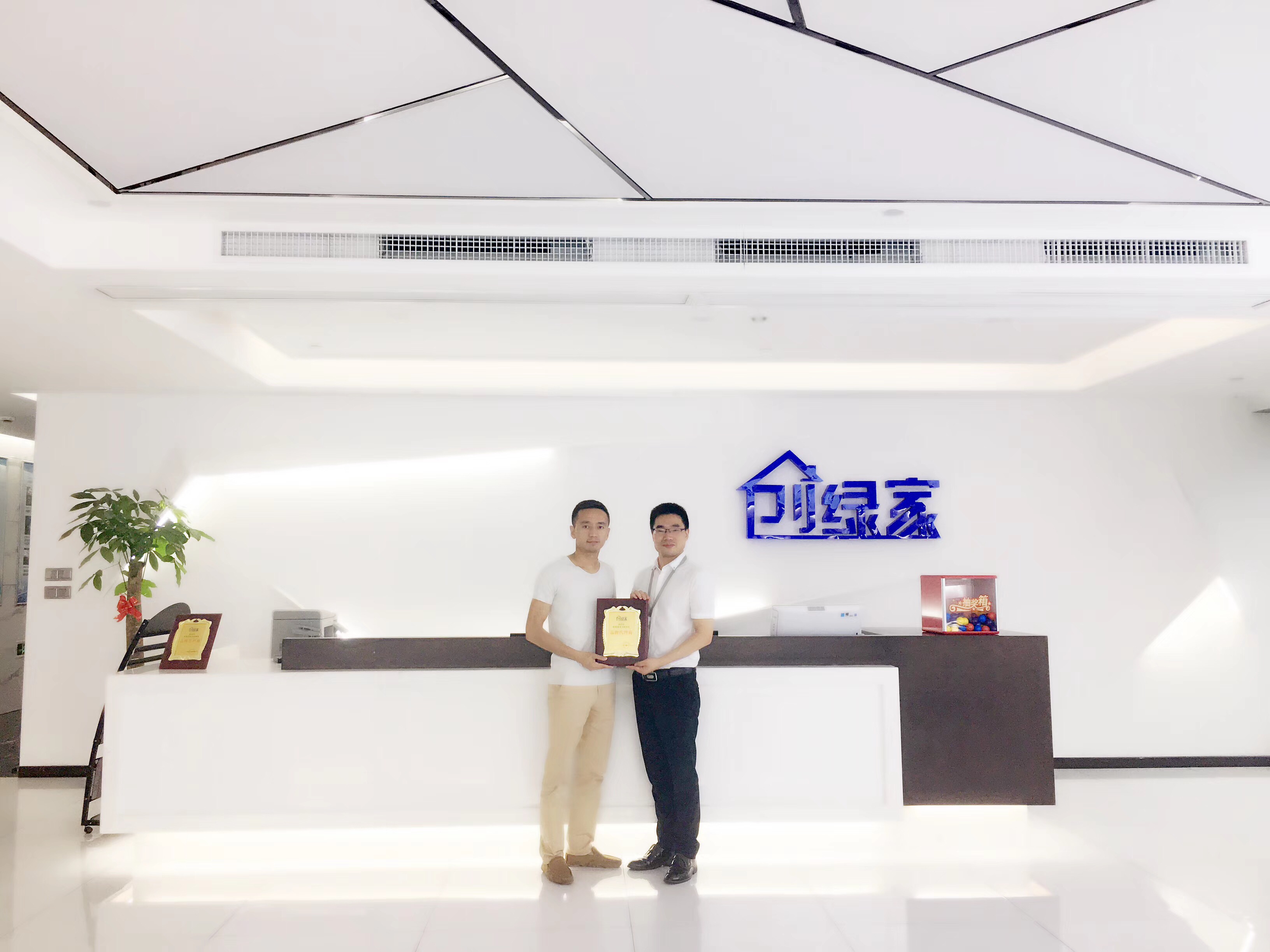 熱烈祝賀胡總團隊簽約創(chuàng)綠家眉山市區(qū)級代理！