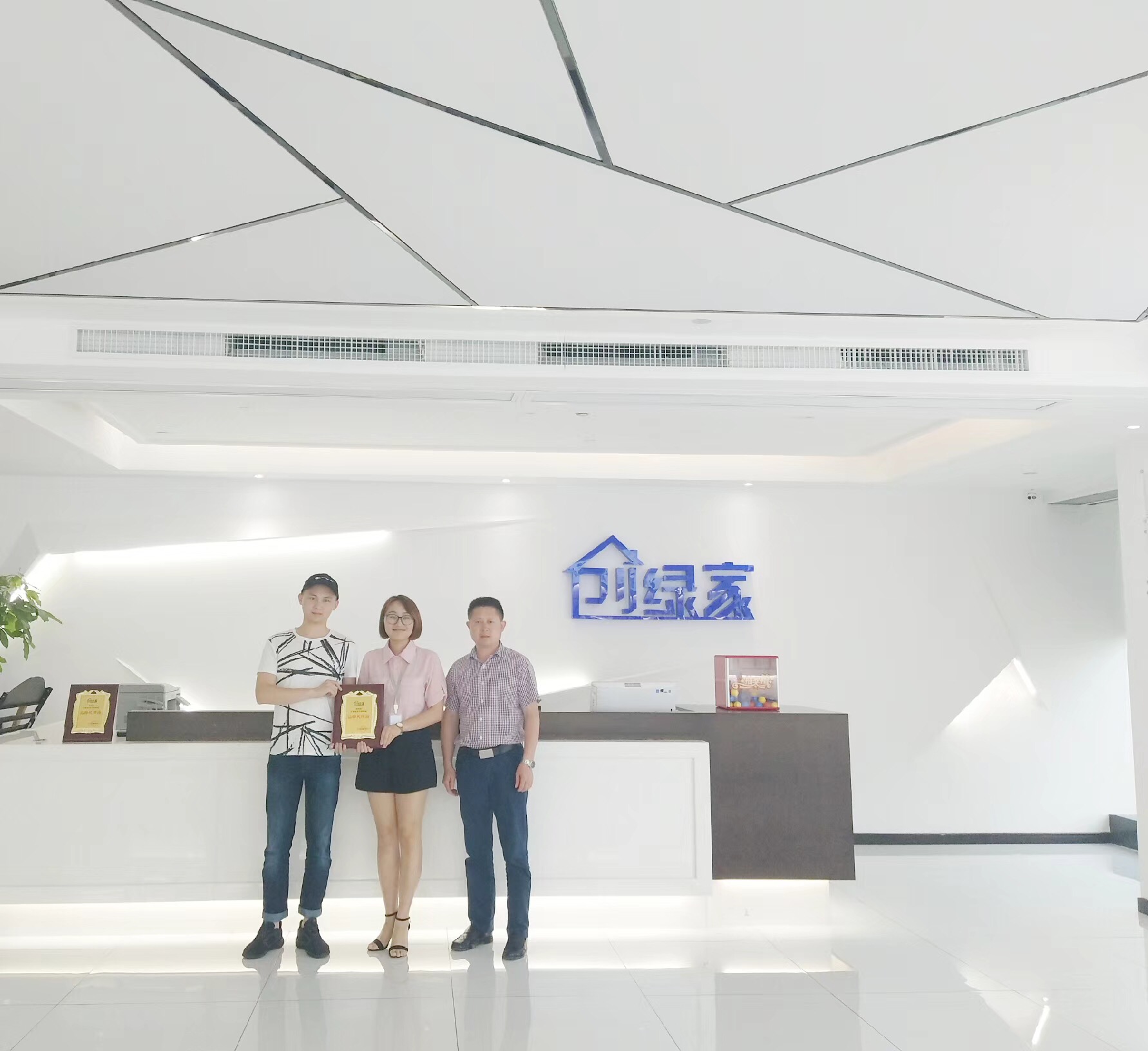 熱烈祝賀張總簽約創(chuàng)綠家重慶市區(qū)級代理！