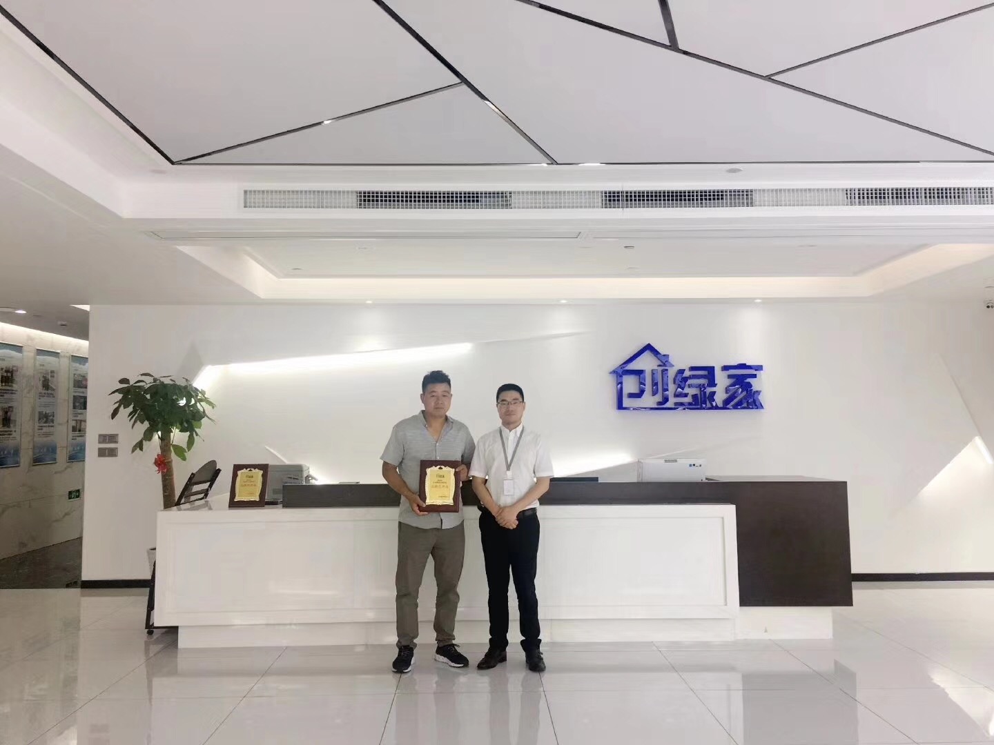 熱烈祝賀何總簽約創(chuàng)綠家信陽(yáng)市縣級(jí)代理！