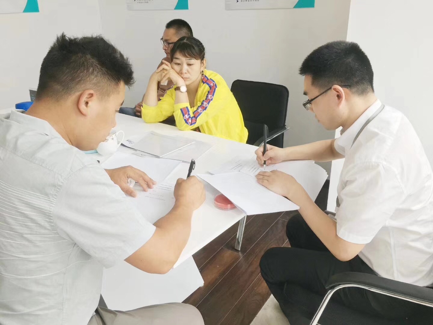 熱烈祝賀何總簽約創(chuàng)綠家信陽市縣級(jí)代理！