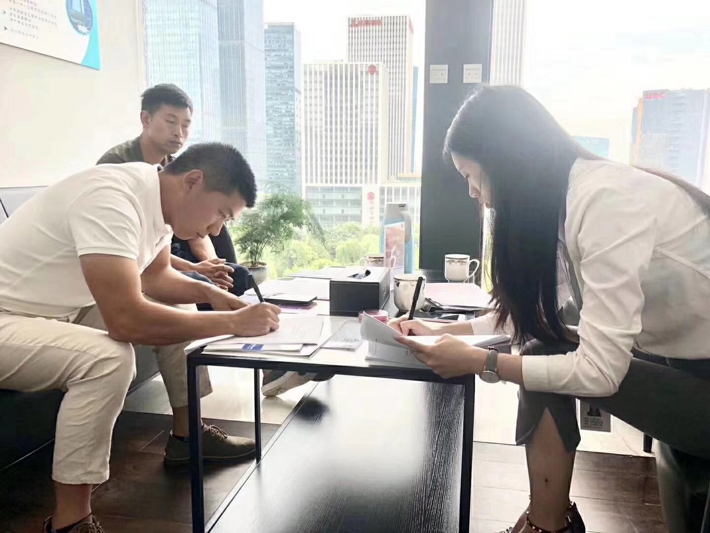 熱烈祝賀俞總、杜總簽約創(chuàng)綠家貴陽市區(qū)級代理！