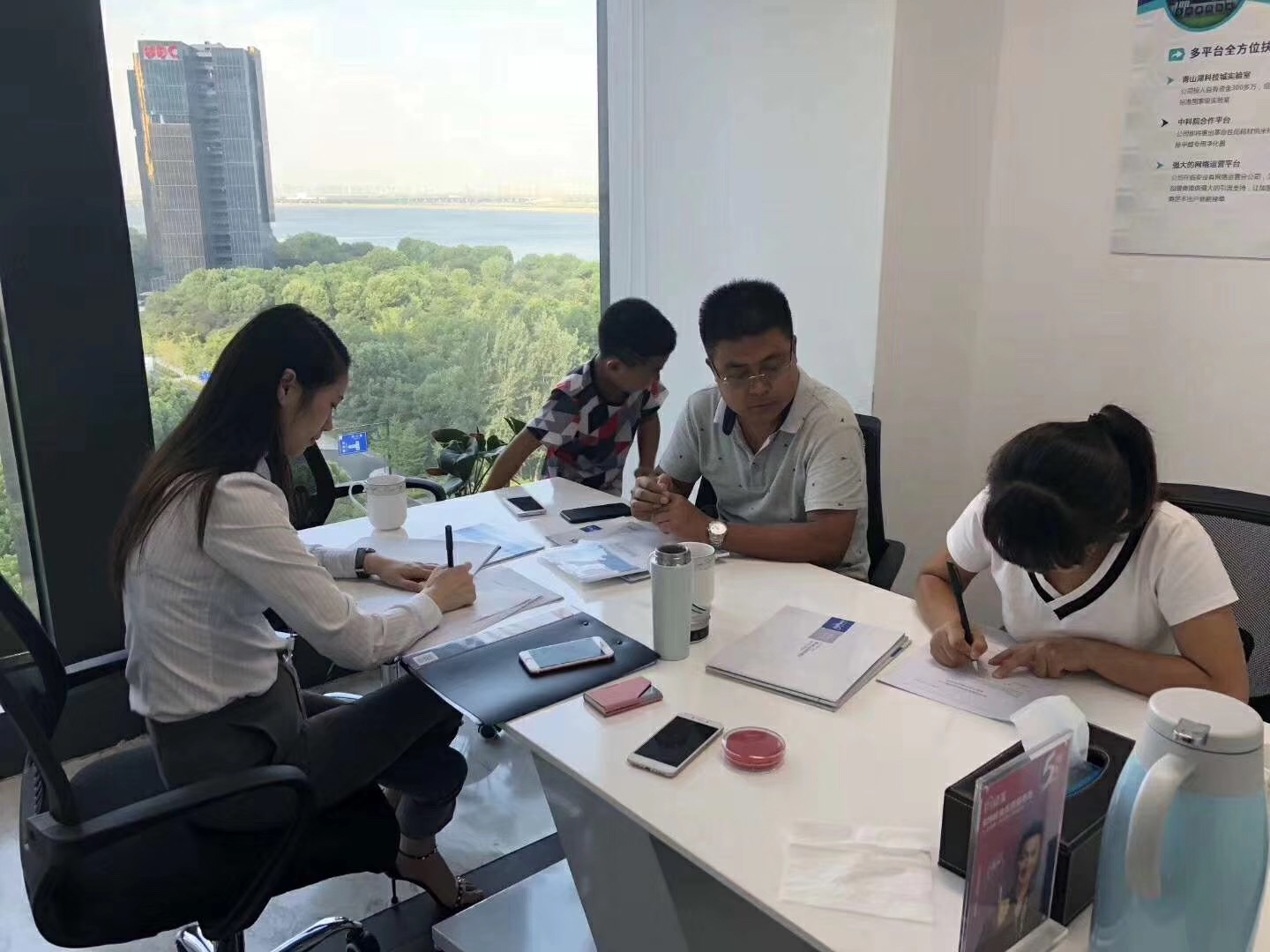 熱烈祝賀李總、關(guān)總簽約創(chuàng)綠家西安市區(qū)級代理！