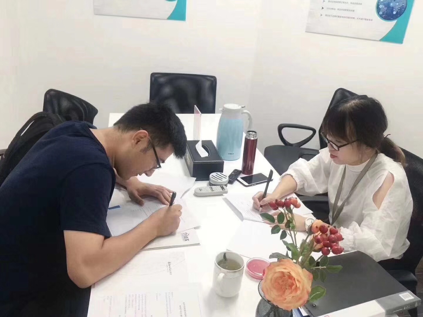 熱烈祝賀何總簽約創(chuàng)綠家塔城市縣級(jí)代理！