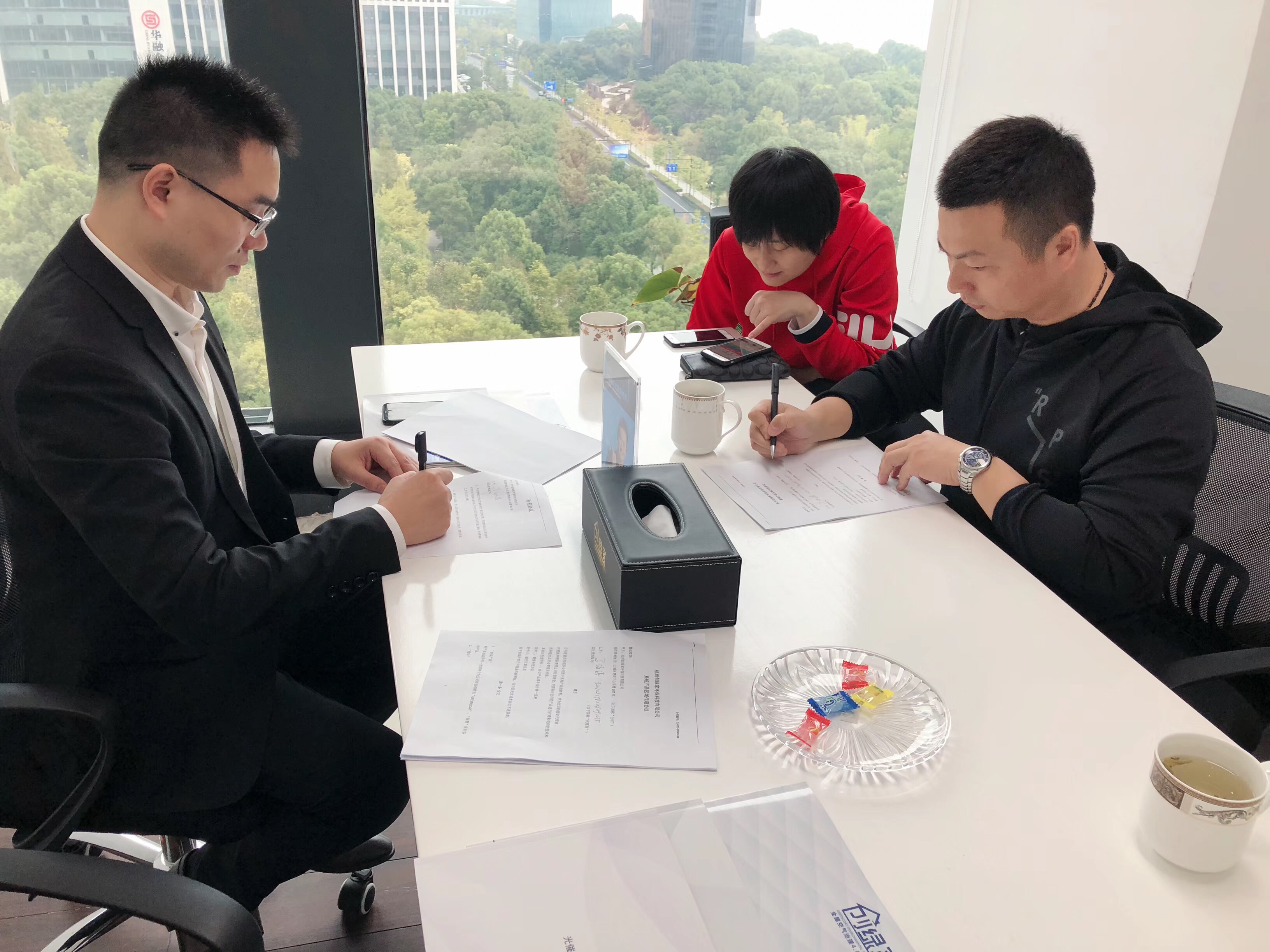 熱烈祝賀馬總夫婦、蔡總夫婦簽約創(chuàng)綠家揚(yáng)州市區(qū)級(jí)代理！