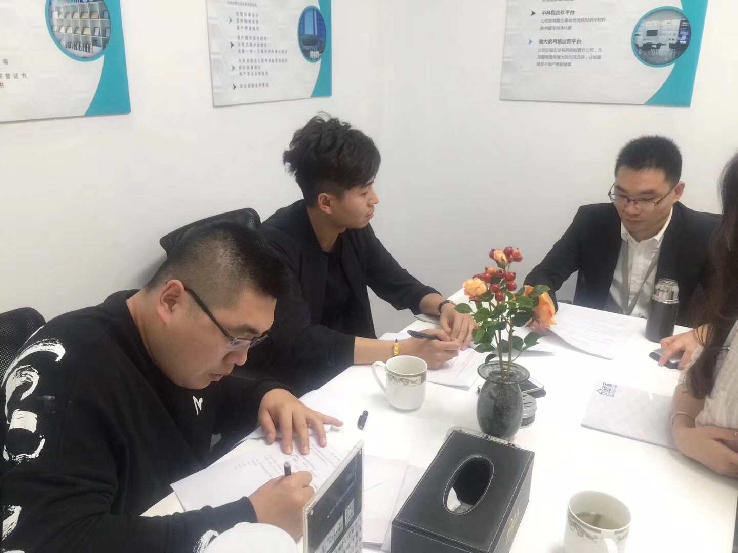 熱烈祝賀李總、王總簽約創(chuàng)綠家鞍山市區(qū)級代理！