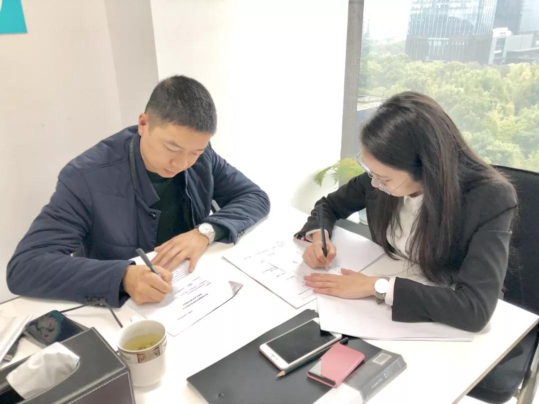 熱烈祝賀張總簽約創(chuàng)綠家成都市區(qū)級(jí)代理！