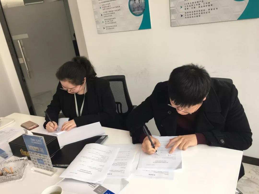 恭喜臺(tái)州市劉總、褚總加盟創(chuàng)綠家除甲醛品牌！