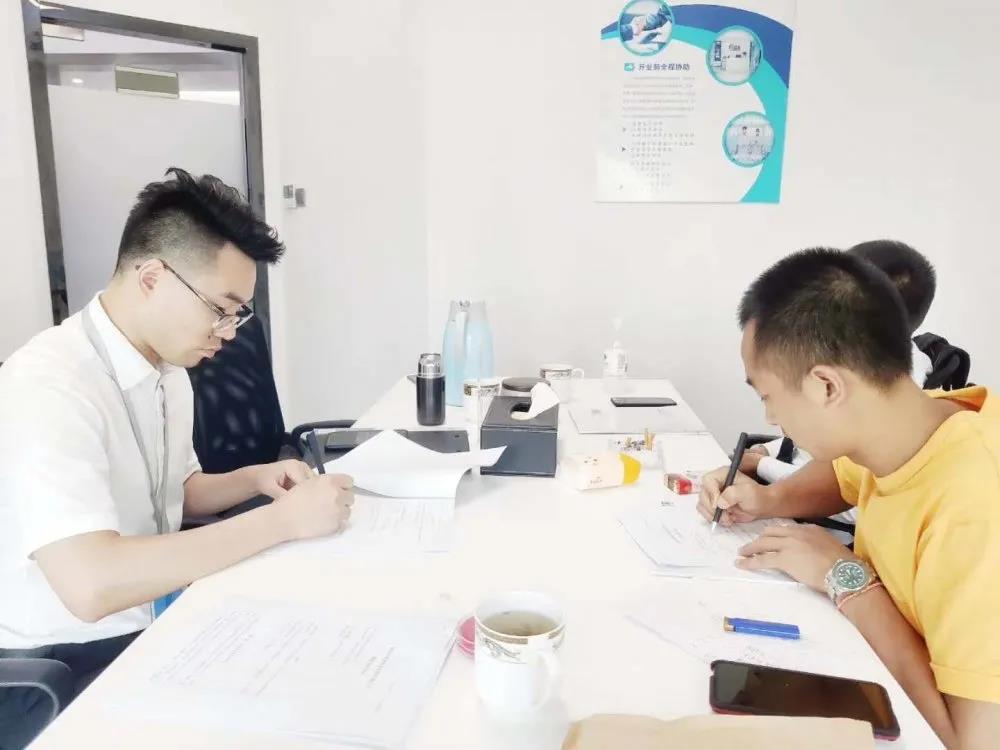 熱烈祝賀劉總左總簽約創(chuàng)綠家云南省臨滄市區(qū)級代理！