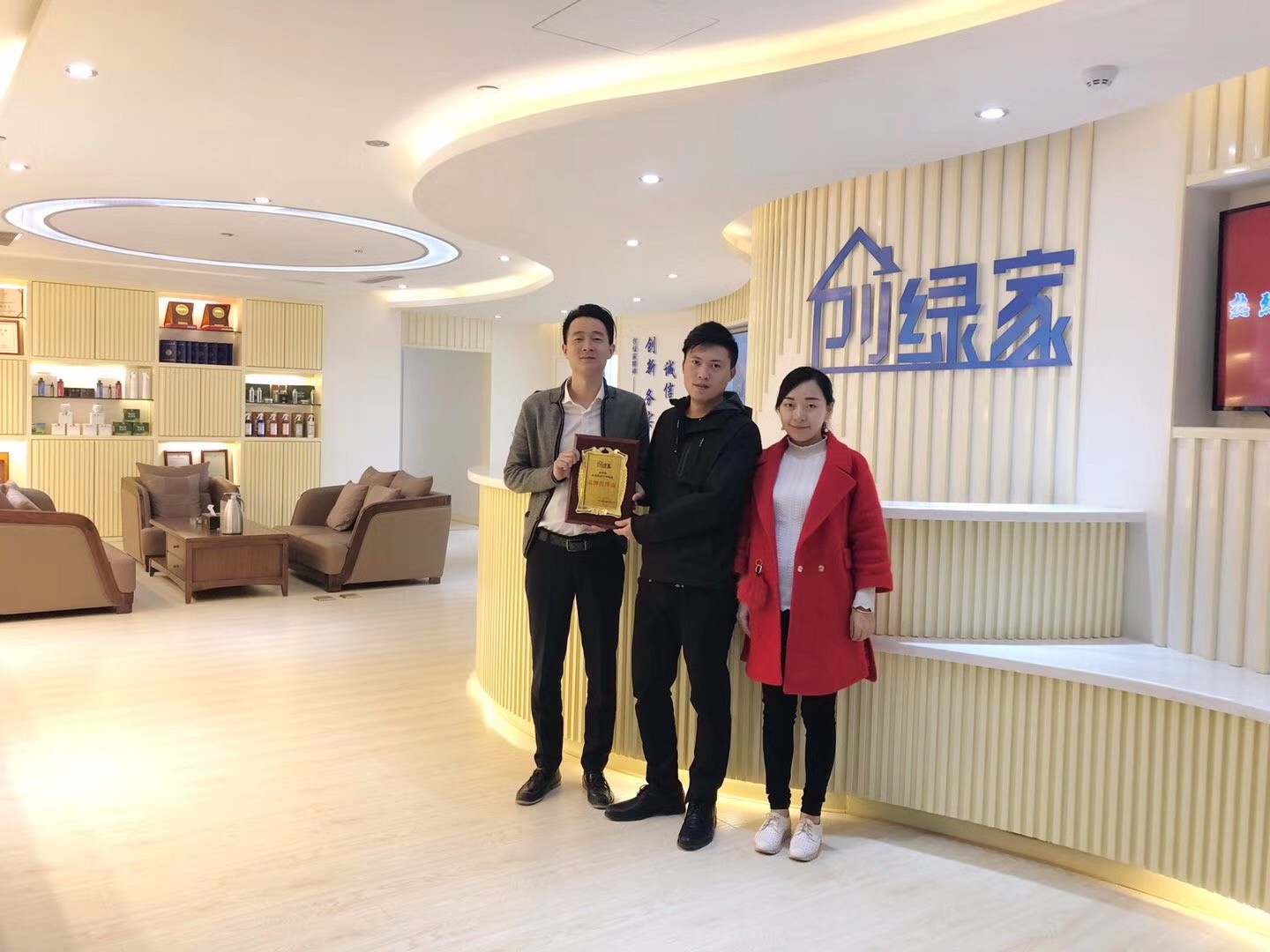 熱烈祝賀王總夫婦加盟創(chuàng)綠家內(nèi)江市區(qū)級代理！