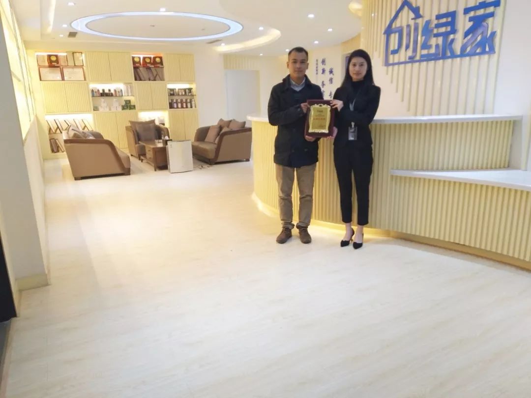 熱烈祝賀吳總簽約創(chuàng)綠家湛江市區(qū)級代理！